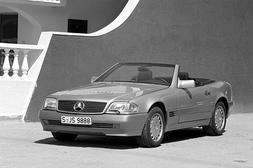 Mercedes-Benz 300 SL/300 SL-24/500 SL Roadster, R 129, 1988.
Das Design des neuen Mercedes-Benz SL verkörpert die gelungene Synthese zwischen klassisch schöner Eleganz und bestechender Dynamik. Die formale Gestalt des neuen Roadsters ist nicht nur der äußere Rahmen für hochklassige Technik, sondern das perfekte Zusammenspiel von Design und Technik.
Zum Einsatz kommen im neuen Mercedes-Benz SL Motoren mit 6 und 8 Zylindern mit einem Leistungsband zwischen 140 kW/190 PS und 240 kW/326 PS.


