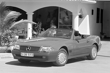 Mercedes-Benz 300 SL/300 SL-24/500 SL Roadster, R 129, 1988.
Das Design des neuen Mercedes-Benz SL verkörpert die gelungene Synthese zwischen klassisch schöner Eleganz und bestechender Dynamik. Die formale Gestalt des neuen Roadsters ist nicht nur der äußere Rahmen für hochklassige Technik, sondern das perfekte Zusammenspiel von Design und Technik.
Zum Einsatz kommen im neuen Mercedes-Benz SL Motoren mit 6 und 8 Zylindern mit einem Leistungsband zwischen 140 kW/190 PS und 240 kW/326 PS.

