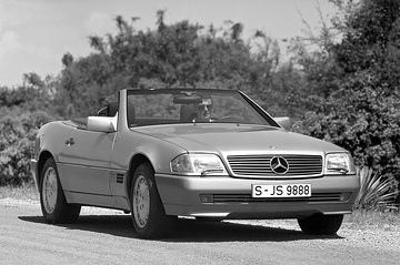 Mercedes-Benz 300 SL/300 SL-24/500 SL Roadster, R 129, 1988.
Das Design des neuen Mercedes-Benz SL verkörpert die gelungene Synthese zwischen klassisch schöner Eleganz und bestechender Dynamik. Die formale Gestalt des neuen Roadsters ist nicht nur der äußere Rahmen für hochklassige Technik, sondern das perfekte Zusammenspiel von Design und Technik.
Zum Einsatz kommen im neuen Mercedes-Benz SL Motoren mit 6 und 8 Zylindern mit einem Leistungsband zwischen 140 kW/190 PS und 240 kW/326 PS.

