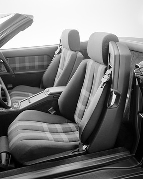 Mercedes-Benz 300 SL/300 SL-24/500 SL Roadster, R 129, 1989.
Mit dem vollelektrisch verstellbaren Integralsitz stellt Mercedes-Benz eine völlig neue Sitzgeneration vor. Das tragende Sitzgestell ermöglicht viele Funktionen in den Sitz zu verlegen und damit Sicherheit sowie Bedienungskomfort zu erhöhen. Integriert sind Gurtsystem, Gurthöhenverstellung, Gurtstraffer und Kopfstützenverstellung.
