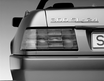 Mercedes-Benz 300 SL-24 Roadster, R 129, Typenschild Heckdeckel, 1989.
Der künftig leistungsstärkste Sechszylinder von Mercedes-Benz kommt erstmals im 300 SL-24 zum Einsatz. Der Motor mit 3 Liter Hubraum besitzt vier Ventile pro Zylinder und leistet 170 kW/231 PS.

