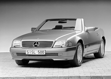 Mercedes-Benz 500 SL Roadster, R 129, 1989.
Das Design des neuen Mercedes-Benz SL verkörpert die gelungene Synthese zwischen klassisch schöner Eleganz und bestechender Dynamik.
