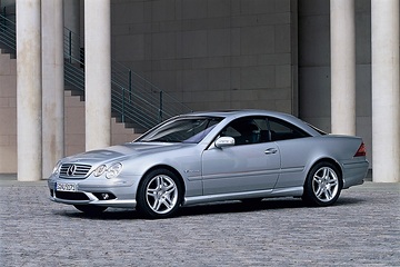 Mercedes-Benz CL 55 AMG, model series 215, version 2002 - 2006. V8 supercharged engine M 113 K, 5439 cc, 368 kW/500 hp, brilliant silver metallic (744), silver-coloured radiator grille. AMG SPEEDSHIFT 5-speed automatic transmission with steering wheel gearshift, 18-inch AMG twin-spoke light-alloy wheels, AMG sports seats with Exclusive nappa leather, glass sliding sunroof, AMG instrument cluster with 320 km/h scale (standard equipment).