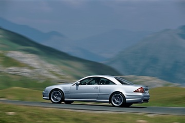 Mercedes-Benz CL 65 AMG, Baureihe 215, 2003 - 2005. Neuer V12-Biturbomotor M 275, 5.980 cm³, 450 kW/612 PS, maximales Drehmoment elektronisch auf 1.000 Nm begrenzt (bei 2.000 - 4.000/min), Brillantsilber metallic (744). AMG SPEEDSHIFT 5-Gang-Automatikgetriebe mit Lenkradschaltung. AMG Sportfahrwerk, 19-Zoll AMG Leichtmetallräder im Doppelspeichen-Design, AMG Hochleistungs-Bremsanlage, AMG Sportsitzanlage mit Leder Nappa Exklusiv, Schiebe-Hebe-Dach in Glasausführung, AMG Kombiinstrument mit 360 km/h-Skala (Serienausstattungen).