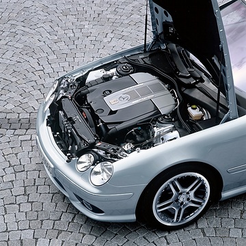 Mercedes-Benz CL 65 AMG, Baureihe 215, 2003 - 2005. Neuer V12-Biturbomotor M 275, 5.980 cm³, 450 kW/612 PS, maximales Drehmoment elektronisch auf 1.000 Nm begrenzt (bei 2.000 - 4.000/min), 3 Ventile pro Zylinder. Brillantsilber metallic (744), AMG SPEEDSHIFT 5-Gang-Automatikgetriebe mit Lenkradschaltung, AMG Sportfahrwerk, 19-Zoll AMG Leichtmetallräder im Doppelspeichen-Design, AMG Hochleistungs-Bremsanlage, AMG Sportsitzanlage mit Leder Nappa Exklusiv, Schiebe-Hebe-Dach in Glasausführung, AMG Kombiinstrument mit 360 km/h-Skala (Serienausstattungen). Montiert und geprüft nach dem Prinzip "Ein Mann - ein Motor" und bestätigt mit der Signaturplakette. Blick in den Motorraum.