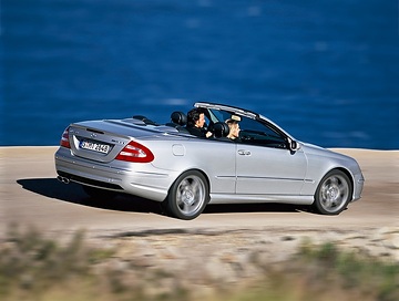 Mercedes-Benz CLK 55 AMG Cabriolet, Baureihe A 209, 2003.
Ein kraftvoller V8-Power Motor, dynamische Fahreigenschaften und hochwertige Serienausstattung - innerhalb der Modellpalette der CLK - Klasse spielt das CLK AMG Cabriolet die Rolle des offenen, sportlichen Spitzenmodells. 