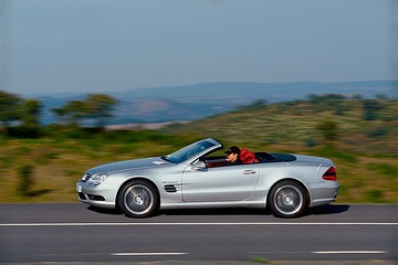 Mercedes-Benz SL 55 AMG Roadster, Baureihe R 230, Version 2002, mit dem AMG Motor M 113 K, "V8 Kompressor"-Schriftzügen auf beiden Kotflügeln und 18-Zoll Vielspeichen-Felgen