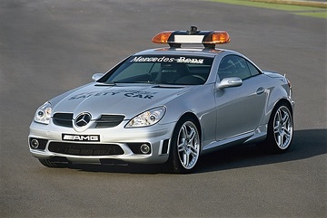 Mercedes-Benz SLK 55 AMG F1 Safety Car, Baureihe 171, 2004. Als einziges Fahrzeug in seinem Segment mit V8-Motor steht dieses Modell für Faszination pur und ist mit seinem Antriebspaket und dem durch den Verzicht auf das Variodach verminderten Gewicht für die Aufgabe als offizielles FIA Safety Car in der Formel 1 zur Grand-Prix-Saison 2004 (und auch 2005) hervorragend geeignet.