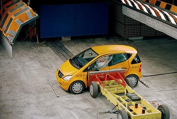 Mercedes-Benz A-Class, model series 168, crash test in the safety centre of the Mercedes-Benz plant in Sindelfingen/Germany, 19 June 1998. At the time, side collisions accounted for around 44 percent of the traffic accidents resulting in fatal injuries to occupants that were examined by Daimler-Benz. The new developed window airbag with an air cushion augmented the protective effect of the side airbags in the doors of Mercedes-Benz vehicles. The window airbag consisted of an approx. two metre long, 35 centimetre wide and six centimetre thick air cushion attached to the inside of the roof frame and extending from the rear to the front roof pillar. In a side impact, the window airbag deployed at the same time as the side airbag and spanned the inside of the side windows like an inflatable curtain. In this way the air cushion prevented the head from impacting the side window, roof pillars and roof frame, protected against penetrating objects and, thanks to its size, also gave passengers in the rear better protec