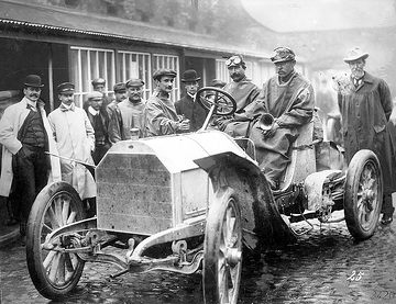 IV. Gordon-Bennett-Rennen in Irland, 02.07.1903. Foxhall Keene mit Mechaniker Willy Lüttgen (Startnummer 12) auf einem 60 PS Mercedes-Simplex-Rennwagen.