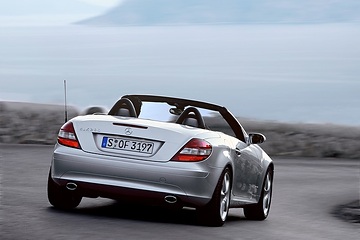 Mercedes-Benz SLK 280, Baureihe 171, 2005 - 2009, Iridiumsilber metallic (775), Interieur Schwarz. V6-Ottomotor M 272 E 30 mit 2.996 cm³ und 170 kW/231 PS, serienmäßig mit mechanischem 6-Gang-Getriebe, auf Wunsch mit 7-G-TRONIC.