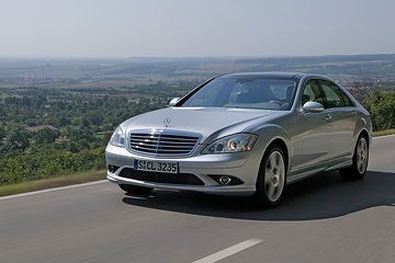 Mercedes-Benz S-Klasse S 500 mit AMG Styling-Paket, Baureihe W 221. - Studioaufnahmen Debeos-Studio