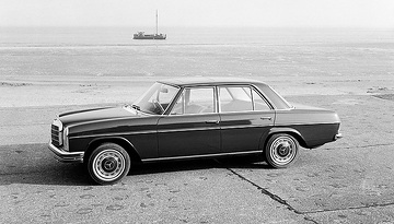 Mercedes-Benz 250 Limousine der Baureihe W 114, aufgenommen 1968.