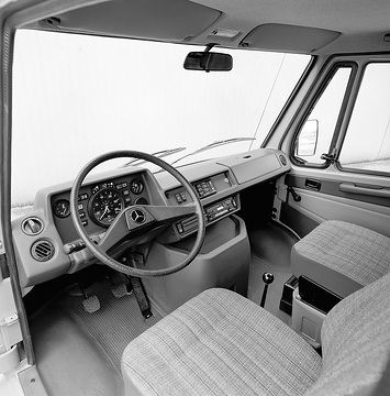 In the new Mercedes-Benz T1 vans, the interior of the cab has been kept in pleasant shades of grey. The oddments tray is now fitted with a lockable lid. The logical design of the instrument panel has been retained. In combination with other features, the new centre console layer reduces the noise level inside the cab by up to 5 dB (A) compared to the predecessor models.