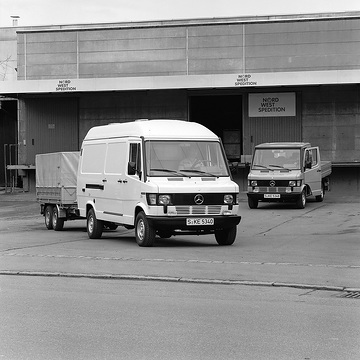 Mercedes-Benz vans are designed for heavy trailer loads. The T1 series (gross vehicle weight rating 2.5 tonnes to 4.6 tonnes) can tow up to 2 tonnes (see picture) using a standard trailer coupling. With a special bracket-reinforced trailer coupling, braked trailers with a gross weight of up to 2.8 tonnes can be towed.