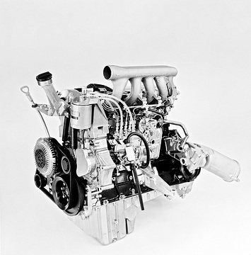 In combination with the improved aerodynamics, the new drive train in the T1 vans permits fuel savings of up to one-fifth to be made. One major element in the new drive train is the OM 602 five-cylinder, pre-chamber diesel engine. This 2.9-litre unit develops 70 kW (95 hp) and maintains its maximum torque of 192 Nm from 2400/min to 2600/min.