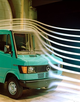 The aerodynamics of the Mercedes-Benz vans has been the object of comprehensive studies and tests in the wind tunnel and decisive improve­ments have been achieved. The new vehicles are fitted with wind-deflec­tive panels at the A-pillars and above the front windscreen. This measure prevents the formation of vortexes and makes for a smooth air flow along the surfaces of the vehicle. The result is a reduction of the drag coefficient (cd) by approximately 17 percent.