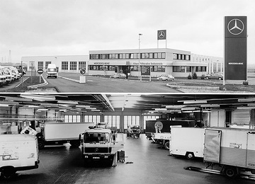 "Alsace Vehicules Industriels" has become the first Mercedes-Benz commercial vehicle dealership in the EEC to adopt the new corporate identity appearance which is to become standard throughout Europe.
The company's success is due not least to its excellent service section. The workshop, which is also open on Saturdays, has 11 pits of up to 18 m long, each with its own lift. As well as painting, bodywork repairs can also be carried out on commercial vehicles. More than 6,500 parts are kept in the spare parts store.