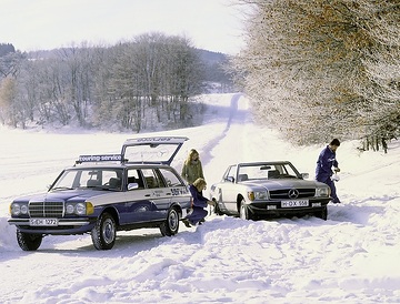 Mercedes-Benz T-Model 123 and a SL-Roadster (W 107). Touringservice in the snow.