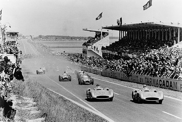 Großer Preis von Frankreich, 4. Juli 1954: Karl Kling (Startnummer 20) und Juan Manuel Fangio (Startnummer 18), beide auf Mercedes-Benz Formel-1-Rennwagen W 196 R mit Stromlinienkarosserie, übernehmen vom Start an die Führung.
