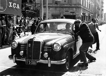 Mille Miglia (Brescia/Italien), 1. Mai 1955. Sieger in der Dieselklasse: Oberingenieur Helmut Retter (Daimler-Benz-Vertreter in Innsbruck) mit Beifahrer Wolfgang Larcher (Startnummer 04) im Mercedes-Benz Typ 180 D bei einem Kontrollpunkt.