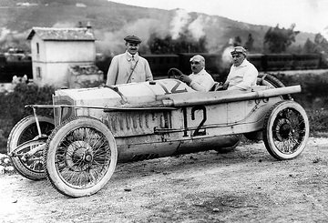 Targa Florio, 2. April 1922. In diesem Rennen kommt mit dem Mercedes 6/40/65 PS erstmals ein Vierzylinder-Serienwagen mit Kompressor zum Einsatz. Paul Scheef und Beifahrer Jakob Krauss werden Dritte.