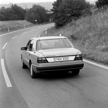 Der 3 Liter große Sechszylinder mit Vierventiltechnik, der im neuen Mercedes SL Premiere hatte, ist die neue Spitzenmotorisierung der Baureihe 124 mit den Modellen 300 E-24, 300 TE-24 und 300 CE-24. Die Daten: 162 kW/220 PS bei 6400 0/min, max. Drehmoment 265 Nm bei 4600 U/min. Durch elektronisch gesteuerte Verstellung der Nockenwellen bietet der Motor im Gegensatz zu üblichen Vier­ventilern auch im unteren Drehzahlbereich üppiges Durchzugsvermögen, ohne daß sein nutzbares Drehzahlband als klassische Stärke solcher Triebwerke darunter leiden würde.
Mercedes-Benz-Foto 89 610/64 