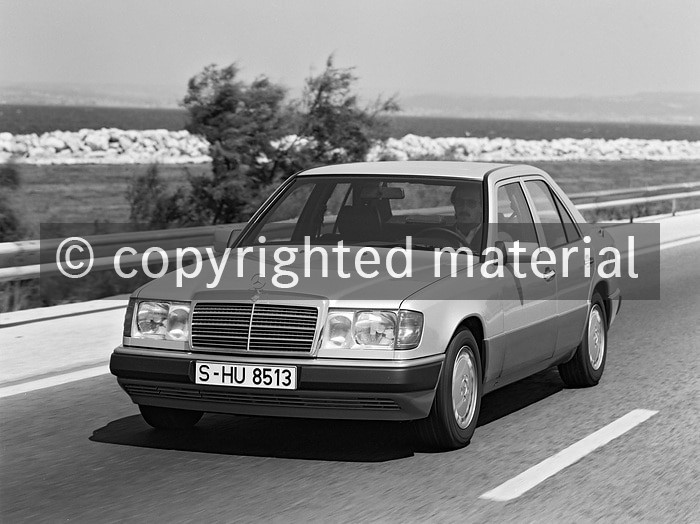 00212851 300 E-24 Saloon - W 124