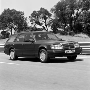 The outward appearance of the new Mercedes-Benz mid-series models is characterised by power and elegance. The eye-catching protective side strip and the new front and rear aprons in twelve con­trasting colours, the discreet use of chrome and a whole series of further details provide new visual points of interest. At the same time, the entire interior has been given a more refined touch and further developed (new seats etc.). The most significant technical innovations are the 3- liter four-valve engines, the optimised rear-axle ratio and gear ratios for the five speed transmission and ASR for the six-cylinder models.
Mercedes-Benz-Foto 89 644/293