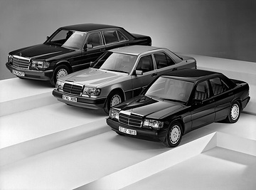 Die Limousinen-Reihen von Mercedes-Benz.
Mit dem kompakten Mercedes 190, der neuen Mittleren Klasse und der luxuriösen S-Klasse bieten die Automobile mit dem Stern drei Baureihen, die stilistisch unverkennbar einer Familie angehören aber jede für sich einen ganz individuellen Charakter besitzt.
Mercedes-Benz-Foto D 45 623