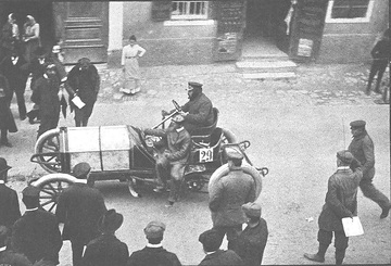 Willy Pöge auf Mercedes 90 PS beim Start zum Semmering-Rennen am 17. September 1904. Pöge belegte in der Klasse der Rennwagen bis 1000 kg den dritten Platz.